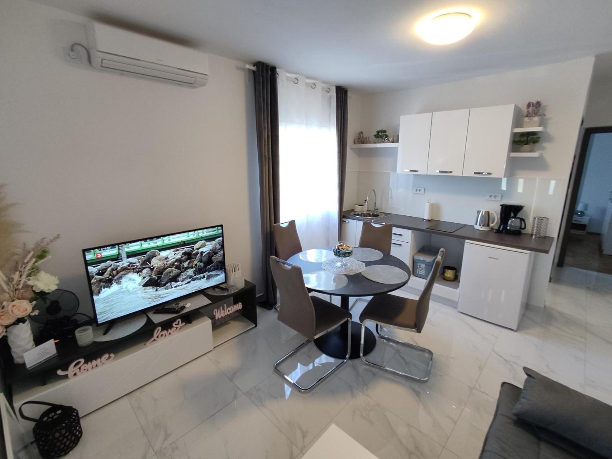 Sun House Apartment Brzac Exterior photo
